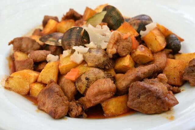 Carne de porco à alentejana