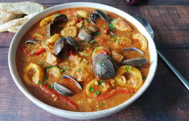 Ensopado de mariscos com cerveja