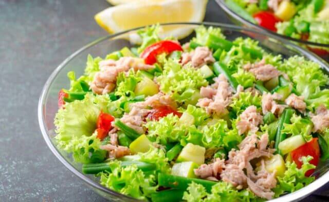 Salada de grão-de-bico com atum e alface