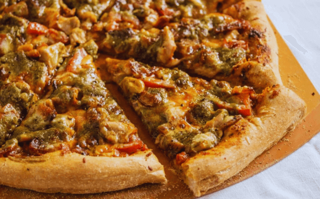Pizza de pesto e frango grelhado-Receitas