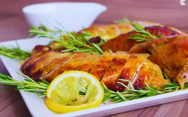Peru ao forno com manteiga de alho e alecrim-Receitas