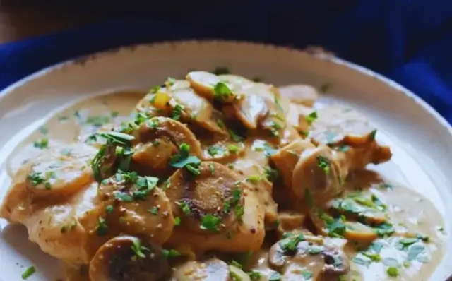 Salteado de peru com cogumelos e alho-Receitas