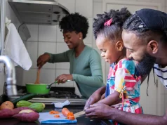 Como ensinar as crianças a ajudar nas tarefas de casa