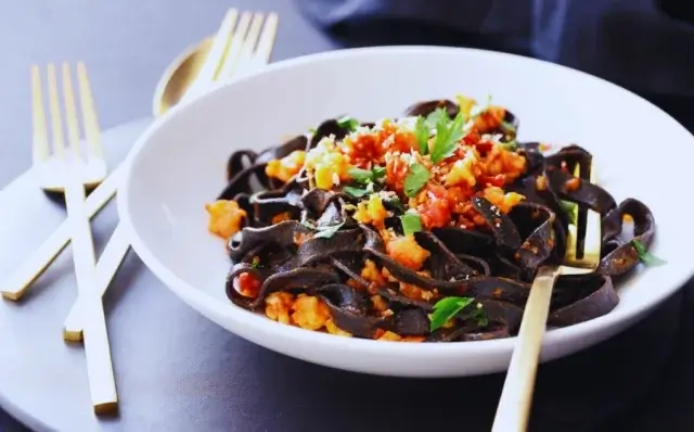Fettuccine nero com frutos do mar-Receitas